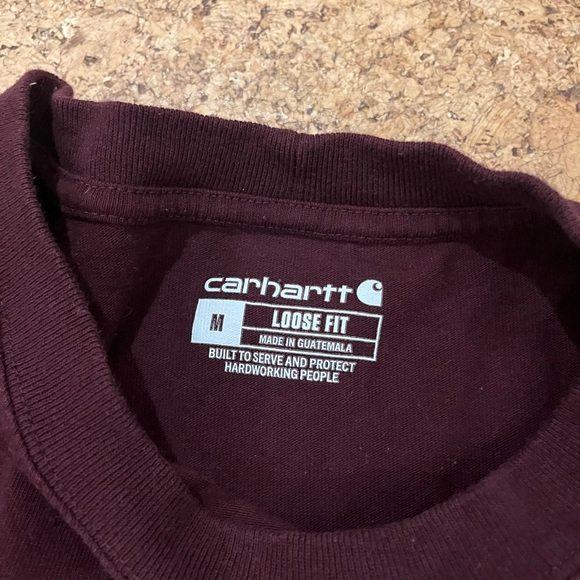 📌 Carhartt Maroon Pocket T-Shirt - Picture 2 of 4